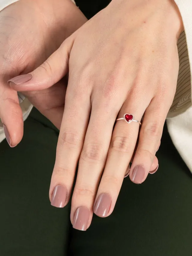 Anel de Prata 925 Ponto de Luz Coração Vermelho