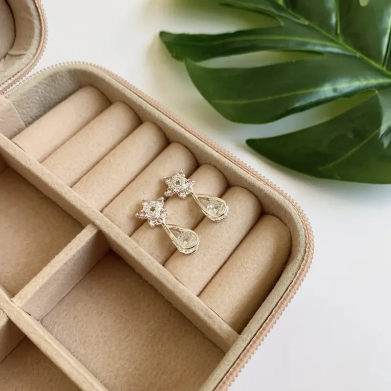 Brinco Flor com 5 Pedras e Gota Pendurada