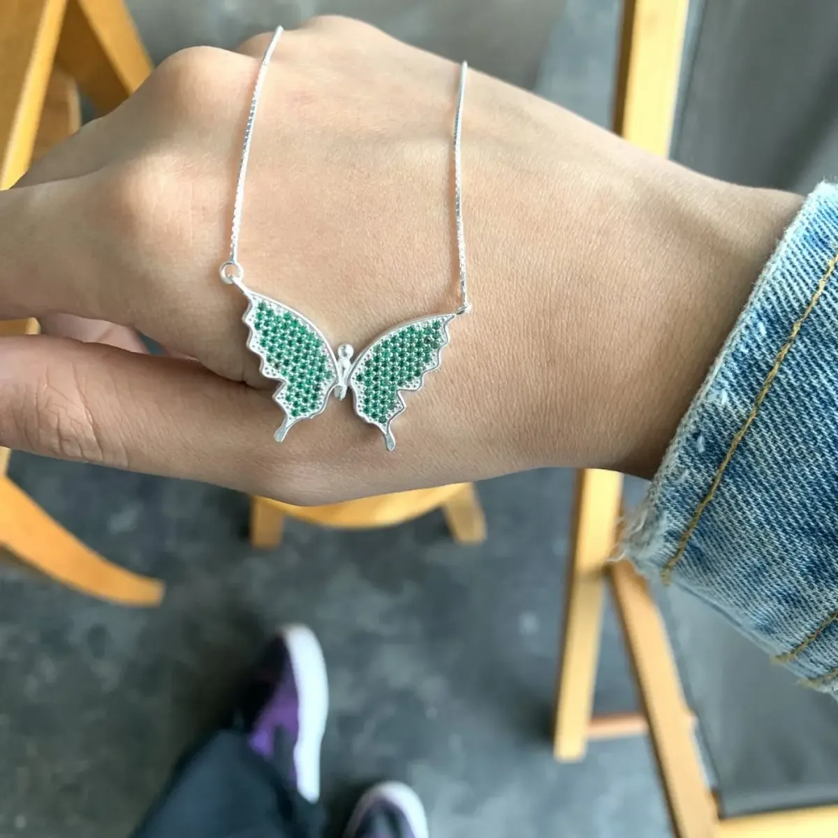 Colar com Pingente Borboleta Cravejada
