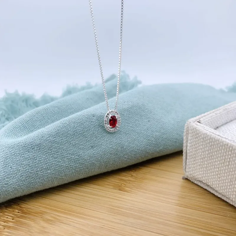 Colar Oval com Moldura Cravejada
