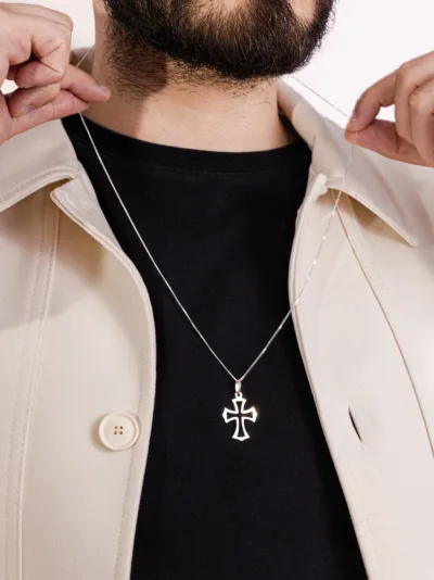 Colar de Prata 925 Masculino Pingente Cruz Vazada Média — foto 1