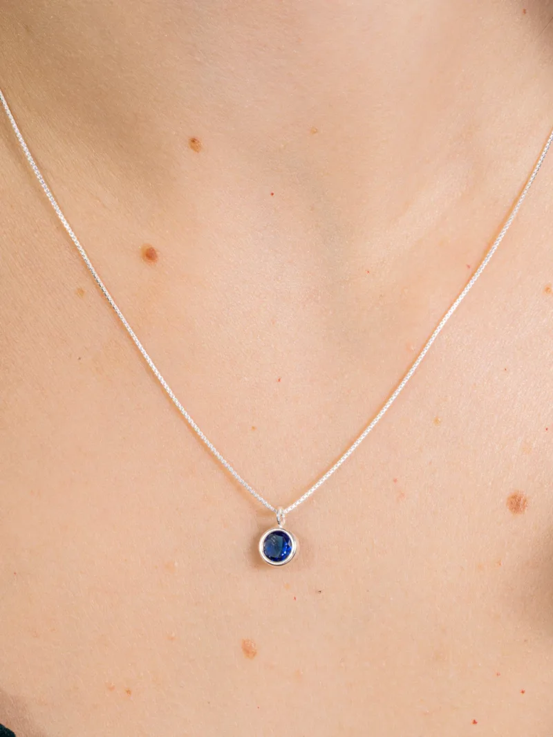 Colar de Prata 925 Zircônia Redonda Azul Escuro Cravação Inglesa