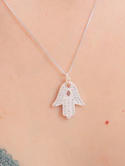 Colar de Prata 925 Mão de Fátima Cravejada com Zircônias Brancas e Infinito — foto 2