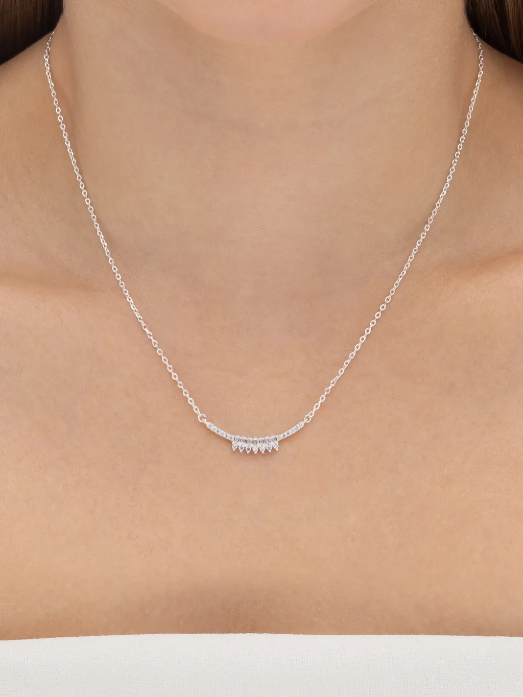 Colar de Prata 925 Fio Curvado Central com Detalhes de Zircônias