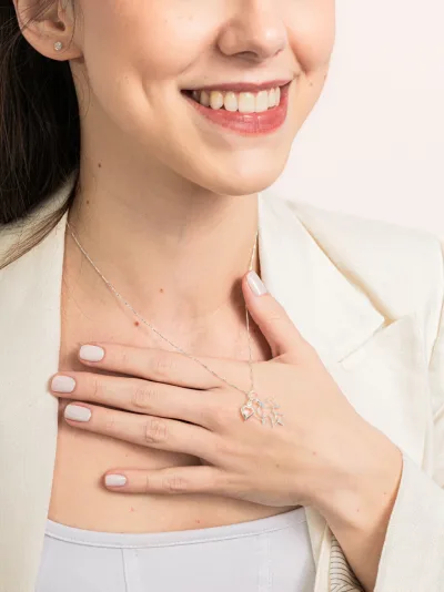 Colar de Prata 925 Patuá Menina com Zircônia Rosa — foto 2